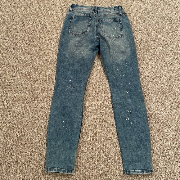 Cabi style #5492. Cinch skinny lightly distressed - Picture 2 of 4